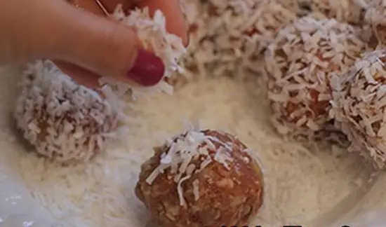 thịt viên bọc trứng muối lăn dừa khô