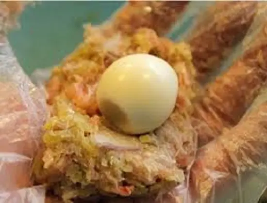 nhồi trứng vào thịt làm cá viên chiên trứng cút