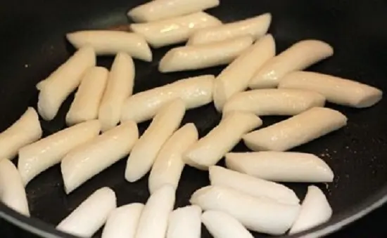 bánh gạo ngâm nước lạnh xong để ráo