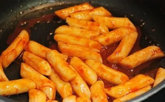 cho bánh gạo vào đảo đều