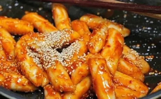 rắc vừng vào bánh