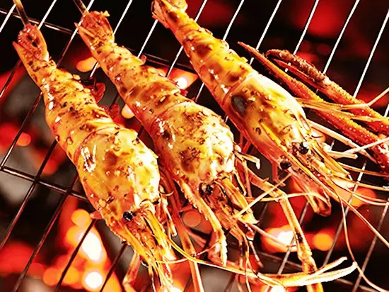 Tôm càng nướng dùng với nước sốt me