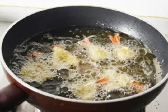 đun nóng dầu và tiến hành chiên xù tôm