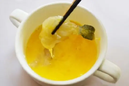 nhúng tôm vào trứng chuẩn cho tôm chiên xù
