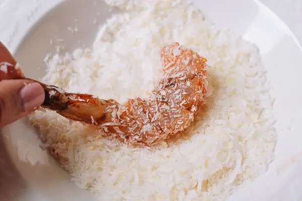 Cách làm tôm cuộn dừa giòn tan hấp dẫn nhanh
