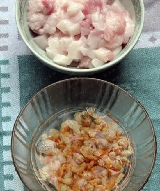 sơ chế nguyên liệu làm tôm kho quẹt
