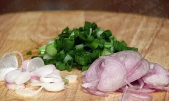 thái hành làm tôm kho quẹt
