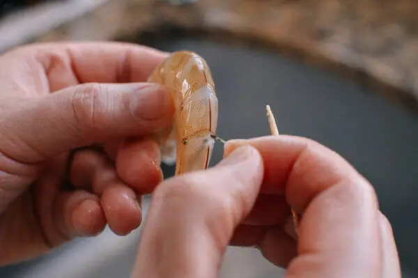 Cách làm tôm luộc chấm nước tương đơn giản mà ngon chi tiết