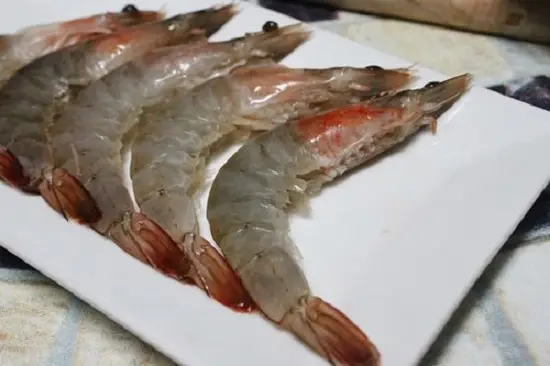 tôm rửa sạch, cắt bớt râu