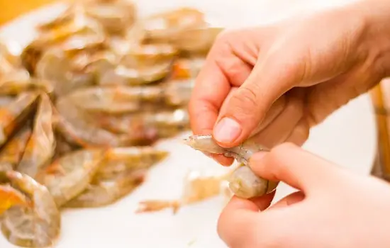 làm sạch tôm tươi