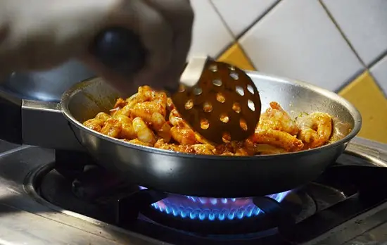 đảo đều tôm cay