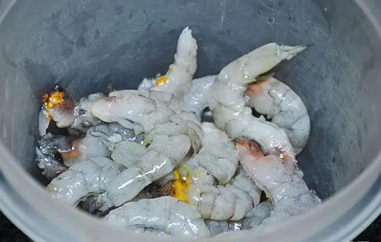 rửa tôm với nước ấm