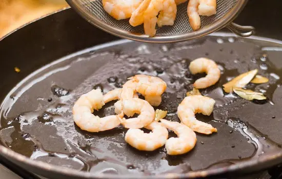 cho tôm vào chảo