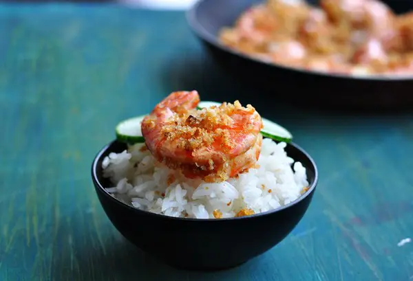 Cách làm tôm xóc muối lạ miệng giòn thơm