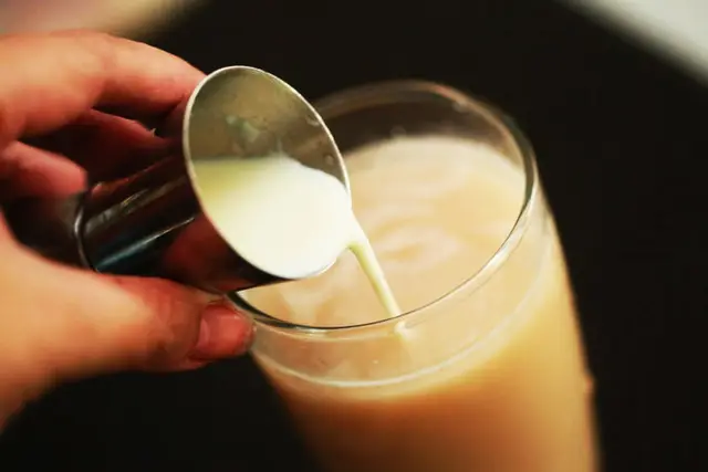 pha sữa vào trà - cách làm trà sữa Thái