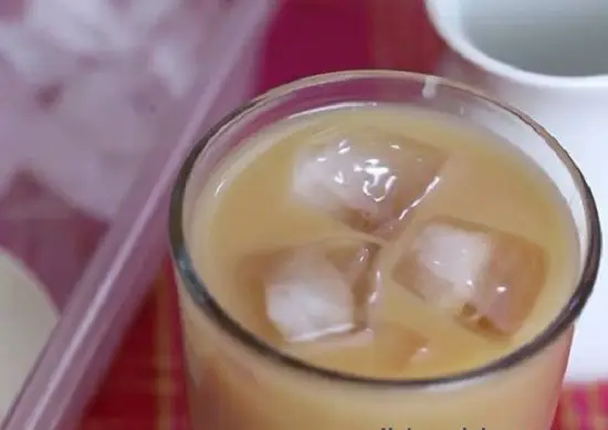 thêm đá và sữa vào ly trà sữa