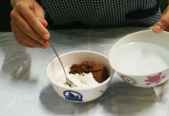 trộn bột năng với cacao