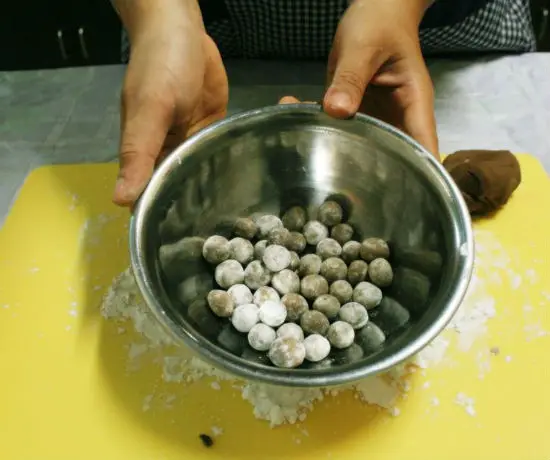 nặn bột thành những viên nhỏ