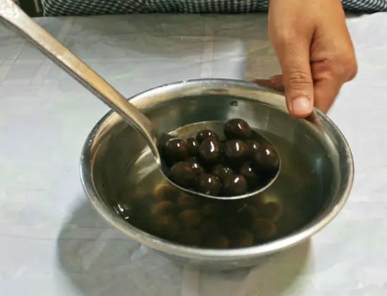 cho trân châu ngâm vào nước lạnh