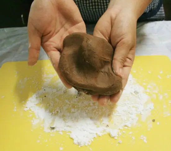 nhào bột cho thật mịn và dẻo