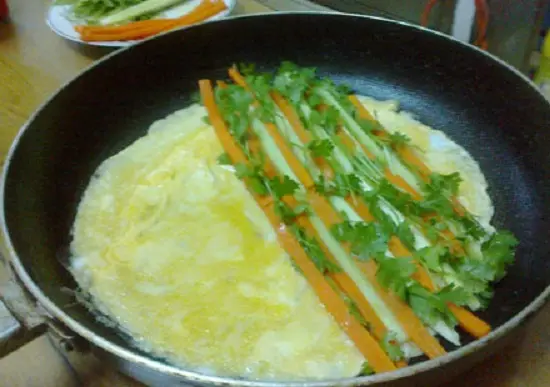 cho rau củ lên trên bề mặt trứng