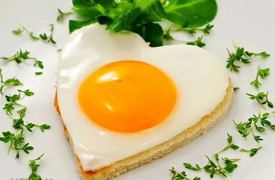 Cách làm trứng ốp là hình trái tim
