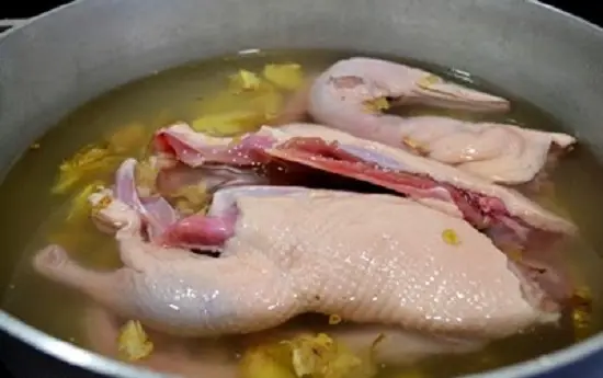 Sơ chế vịt làm vịt om sấu