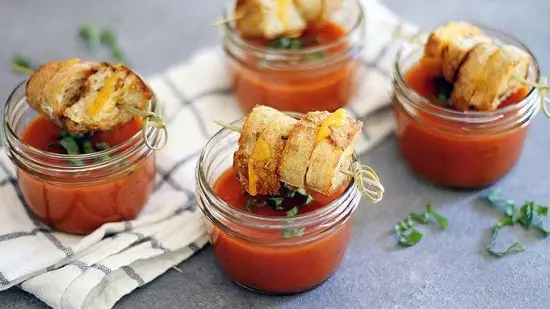 Cách làm xiên bánh mì phô mai nướng mini với súp cà chua