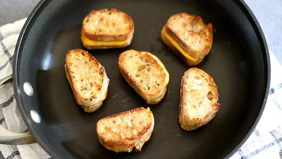 cách làm xiên bánh mì phô mai nướng mini với súp cà chua 4