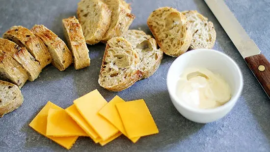 cách làm xiên bánh mì phô mai nướng mini với súp cà chua 3