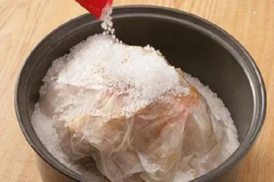 cho muối vào nồi nướng