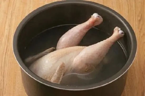 ngâm gà trong nước sôi