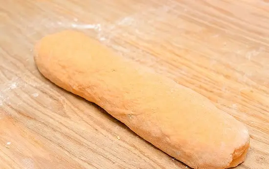 nặn bột thành hình trụ dài