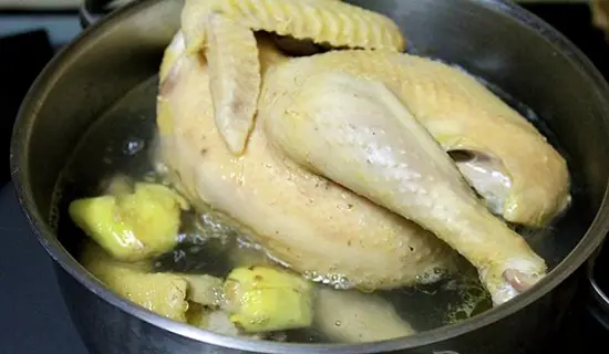 Cách luộc gà ngon không bị nứt da, dễ làm tại nhà
