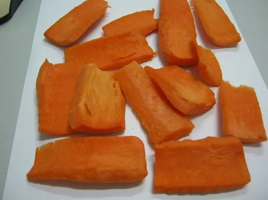 nấu bò kho ngon cắt cà rốt
