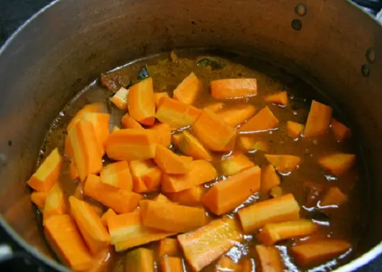 cho cà rốt vào nấu