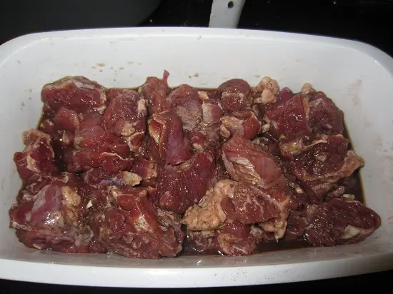 nấu bò sốt vang ướp thịt bò