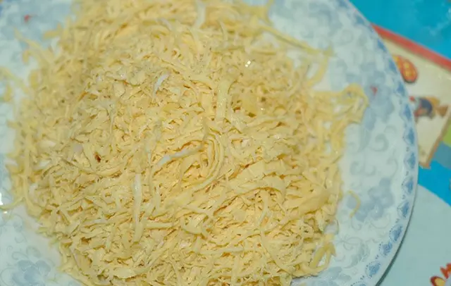 Nguyên liệu làm món bún thang cần có trứng tráng thái sợi