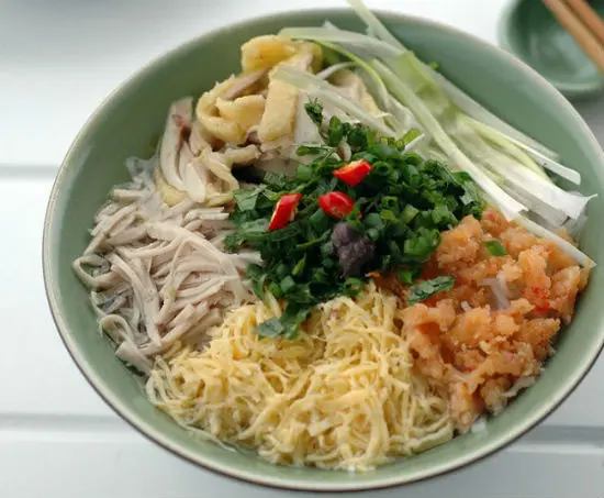 Sắp xếp từng loại nguyên liệu làm món bún thang vào bát