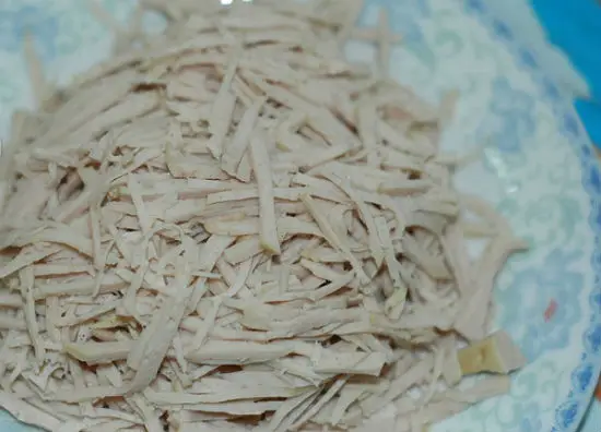 Sơ chế giò lụa nấu món bún thang