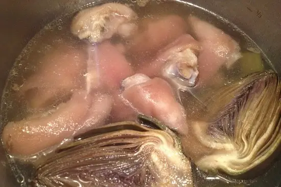 hoàn thành món canh hoa Atiso hầm chân giò