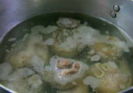 ninh chân giò nấu canh hoa Atiso hầm chân giò