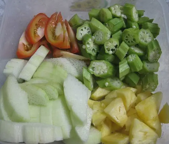 Sơ chế nguyên liệu làm món canh chua cá basa