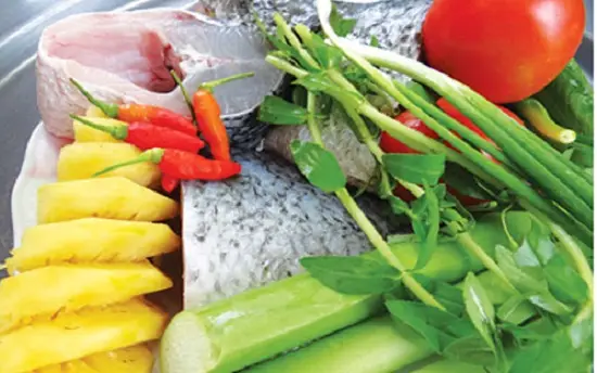 chuẩn bị nguyên liệu nấu canh chua