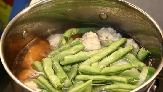 cach-nau-canh-rau-cu-ngot-cha-ga-la-mieng 9