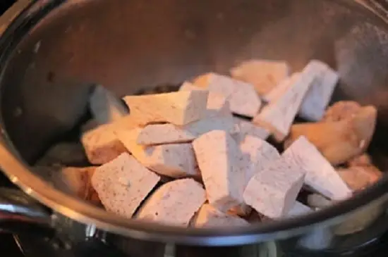 cho khoai môn vào nồi