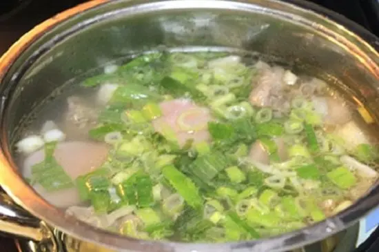 rắc hành vào canh