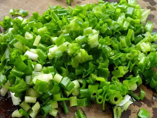 thái nhỏ hành lá
