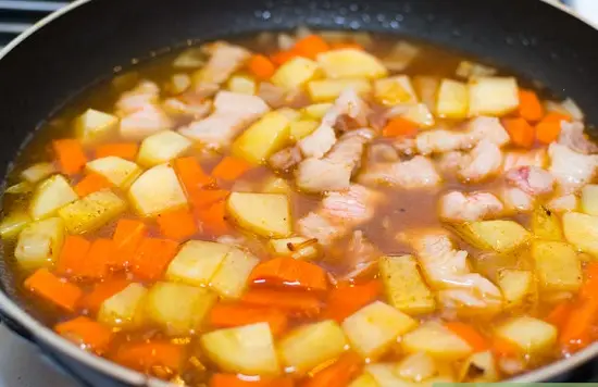 Cách nấu canh khoai tây thịt heo bổ dưỡng