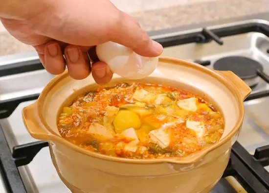 đập trứng vào canh
